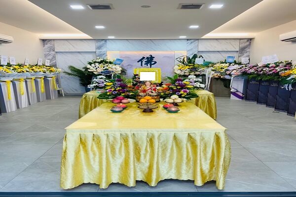 Loyal-Funeral-Buddhist-Funeral-with-flower